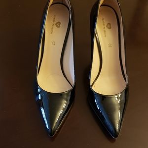 Black patent leather classic pump